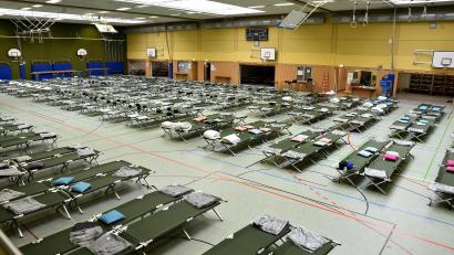 Archivbild: Petra Hartl
Die Notunterkunft in der GMG-Turnhalle am Freitagabend – bevor die ersten Flüchtlinge aus der Ukraine hier eingetroffen sind. Mittlerweile schlafen etwa 100 Menschen auf diesen Feldbetten.