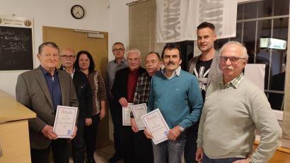 Bild: Tobias Schiener/exb
Die geehrten Mitglieder des SV Störnstein (von links) Hans Völkl, Norbert Meiler, Diana Baumann, Alois Voit, Helmut Kreuzer, Hans Kraus, Peter Kraus, Andreas Hofmann und Josef Meiler.