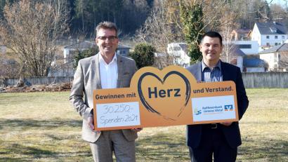 Bild: bö
Spendengelder in Höhe von 30.250 Euro aus dem Gewinnsparen gibt die Raiffeisenbank Unteres Vilstal, hier die Bankvorstände (von links) Karl Schlagbauer und Michael Doblinger. an Vereine, soziale und karitative Einrichtungen und Organisationen.