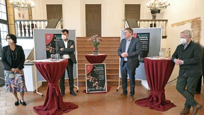 Bild: Susanne Schwab, Stadt Amberg/exb
Personalleiterin Ramona Grosser und Betriebsleitungssprecher Hans-Peter Scharl vom Siemens-Werk Amberg sowie Oberbürgermeister Michael Cerny und Kulturreferent Fabian Kern für die Stadt Amberg präsentierten das Programm des 17. Siemens-Wohltätigkeitskonzerts am 27. März im Stadttheater.