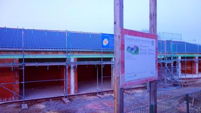 Bild: fjo
Der Rohbau steht und ist unter Dach. Bei einem zügigen Start des Innenausbaus lässt sich der zeitliche Plan halten. Doch Schwierigkeiten bleiben nicht aus.