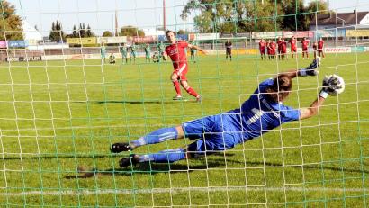 Archivbild: chap
Nach Abpfiff kommt’s gleich zum Elfmeterschießen, wenn’s im Punktspiel unentschieden steht. Die Doppelwertung, beschlossen auf der Wintertagung der Bayern- und Landesligisten, macht’s möglich.