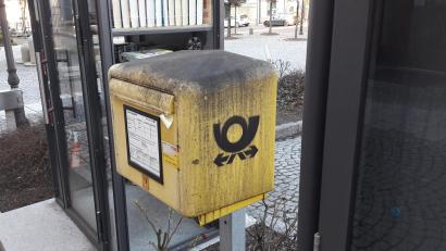 Bild: dob
Der Dreck vieler Jahre lagert auf dem gelben Kasten unmittelbar neben dem begehbaren Buchschrank: Dampfdruckstrahler oder Wurzelbürste – beides würde den Briefkasten im Handumdrehen reinigen.