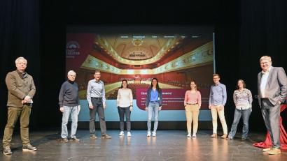 Bild: Susanne Schwab, Stadt Amberg/exb
Stellten gemeinsam die neue Website des Stadttheaters vor (von links): Kulturreferent Fabian Kern, Norbert Fischer von den Freunden des Stadttheaters, Kulturamtsleiter Reiner Volkert, Melanie Baldin und Sabine Ehrnsperger von der Agentur "Ideenmühle", die Kulturfachkräfte Anika Maßmann, Jonathan Danigel und Barbara C. Frey sowie Ambergs Oberbürgermeister Michael Cerny.