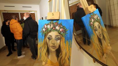 Bild: Wolfgang Steinbacher
Die Vernissage des A.K.T.-Kunstvereins im Ringtheater ging einher mit einer Lesung von Monika Borth und Musik des Cellisten Christoph Pickelmann.