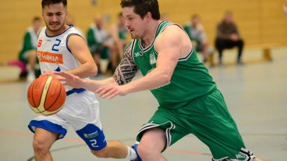 Bild: ham
Der Schwarzenfelder Peter Gentzwein (rechts) mit Zug zum Korb. Der FC verlor gegen die Hamm Baskets II mit 62:69.