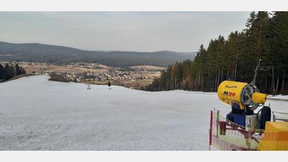 Bild: gis
Schnell noch einmal die Piste runter wedeln, bevor die Lifte ausgeschaltet werden. Die Schneekanonen haben nun Sommerpause.