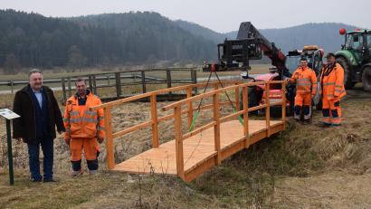 Bild: bö
Über den Gießgraben am Eingang zum Pirzertal gibt es neue neue Brücke (von links): Dritter Bürgermeister Johann Seitz, Johann Inselsberger, Josef Kugler und Markus Mitschke (alle Bauhof Hohenburg).
