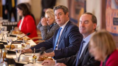 Bild: Peter Kneffel
Markus Söder und Vertreter der Staatsregierung treffen sich in der Münchner Residenz mit verschiedenen Experten unter anderem zum Thema Windenergie.