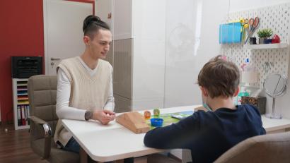 Bild: fvo
Der 22-jährige Jakob Ertl (links) bei der Arbeit in seiner Praxis, in die auch viele Kinder kommen.