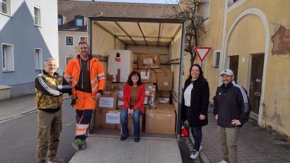 Bild: Evi Höllerer/exb
Jürgen Höllerer, Mario Reinhold, Evi Höllerer, Sabine Wilde und Stefan Dürbeck (von links) vor dem mit Hilfsgütern für die Ukraine voll gepackten Hänger.