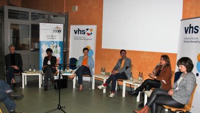 Bild: stg
Auf dem Podium diskutierten und moderierten (v.r.) Enikö Nagy, Sema Tasali-Stoll, Hasnain Kazim, Tanja Fichtner, Naima Mohamed Omar und Arno Speiser