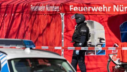 Bild: Daniel Karmann/dpa
Ein Mitarbeiter der TSG München (Technische Sondergruppe), ein sogenannter „Entschärfer“, steht vor der Bank in Nürnberg.