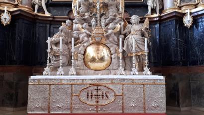 Bild: pz
Stadtpfarrer Dr. Thomas Vogl findet, dass für das Gebet "Engel des Herrn" Freitagmittag in der Basilika Waldsassen der Platz vorm Hochaltar mit den Engeln besonders gut geeignet ist.