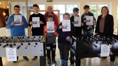 Bild: Mittelschule Mitterteich/exb
An der Mittelschule Mitterteich stieg wieder ein Kickerturnier. Im Bild (von links) das Siegerteam Pietro Avolio und Maximilian Stöckner, Lehrer Christian Reber, Dennis Reichl und Fabian König aus der 5. Klasse, Robin Schmid und Luca Kreuzer aus der Klasse 7M sowie Rektorin Gisela Kastner.