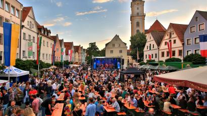Archivbild: Gerhard Götz
Beim 46. Bürgerfest im Jahr 2016 war die Welt nicht nur am Oberen Markt noch in Ordnung. Corona kannten alle höchstens als Biersorte, und die ukrainische Fahne am linken Bildrand stand für ein hoffnungsvolles europäisches Land und nicht für ein Schlachtfeld.