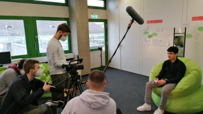 Bild: Bettina Wagner
Tarek Saleh (rechts) im Interview mit Studenten der OTH beim Dreh des neuen Imagefilms für das Gregor-Mendel-Gymnasium.