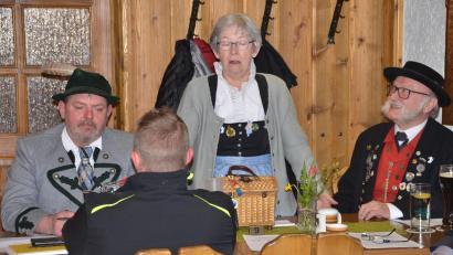 Bild: ak
Goldbachtaler-Vorsitzender Bernhard Stich sowie Christa und Wilhelm Binner (hinten von links) vom Weidener Trachtenverein „d’Altbairische“ informierten über das geplante Deutsche Trachtenfest im Juni in Bruck.