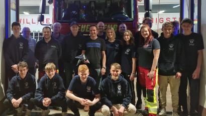 Bild: Hans-Jürgen Pirner/exb
Der Feuerwehr-Nachwuchs mit (hinten, ab Zweiter von links) Kommandant Wolfgang Platzer, Jugendwart Michael Bauer, Ausbilder Otto Dehling, Vorsitzendem Hans-Jürgen Pirner und dem scheidenden Jugendwart Florian Badenberg.