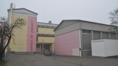 Bild: ak
Ab 2023 startet die Gemeinde mit der Planung für die Generalsanierung des Schulzentrums. Dafür sind rund 8 Millionen Euro vorgesehen.