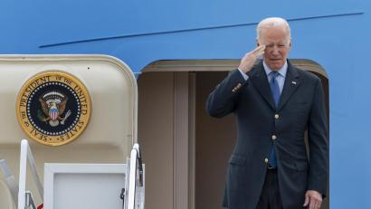Bild: Gemunu Amarasinghe
US-Präsident Joe Biden salutiert als er am Mittwoch an Bord der Air Force One geht. Biden reist für mehrere Tage nach Europa.