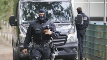 Symbolbild: Frank Rumpenhorst
Polizisten haben am Dienstag bundesweit Objekte durchsucht, unter anderem auch in der Stadt Weiden und dem Landkreis Neustadt/WN.