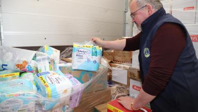 Bild: Lions-Club Weiden/exb
Anton Forster, Sekretär des Lions-Clubs Weiden, begutachtet Hilfsgüter, die zum Transport in die Ukraine auf einem Lastwagen verladen sind.