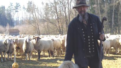 Bild: amö
Es ist ein entbehrungsreiches Berufsleben, doch es hat auch seine schönen Seiten: Bei seiner Arbeit kann Schäfer Raphael Panko auf Herdenschutzhund Julia zählen.