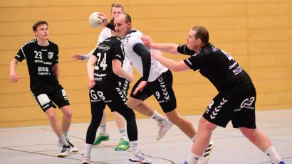 Bild: exb
So wie Christof Gsödl (weißes Trikot) vergangene Woche gegen Roding, wollen sich die Herren der HSG Nabburg-Schwarzenfeld gegen den Nachbarn von der HG Amberg durchsetzen.