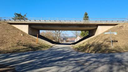 Bild: sne
Die Brücke bei Gößenreuth stammt aus den 1970er Jahren und führte den Verkehr von Grafenwöhr nach Eschenbach. Nun wird sie abgerissen.