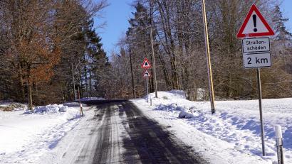 Archivbild: bkr
Straßenschäden markieren die steil ansteigende Straße auf den Poppenberg. Für die Sanierung dieser strecke interessieren sich acht Bauunternehmen.