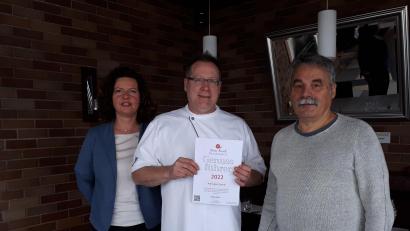 Bild: pz
Das Restaurant "Altmugler Sonne" wird wieder im Deutschland-Genussführer 2022 der Organisation "Slow Food" vertreten sein. Karl Hammer (rechts) hat die Urkunde an Silvia und Johann Lemberger überreicht.