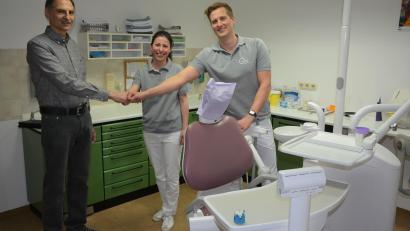 Bild: jr
Dr. Gerald König (links) beendet Ende März seine Tätigkeit als Zahnarzt. Seine Praxis in Mitterteich übernimmt der Weidener Dr. Leonhard Loos, der dabei auch von der aus Waldsassen stammenden Dr. Carolin Holm unterstützt wird.