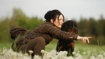 Bild: Martina Tiedemann/exb
Mit ihrem Jagdhund „Nandl“ geht die Teunzerin Andrea Süß gerne auf die Pirsch. Vieles, was die Jagd für sie bedeutet, gibt es ab Mitte April im Buch „Junge Jäger mögen’s WILD - mehr als nur ein Kochbuch“ nachzulesen.
