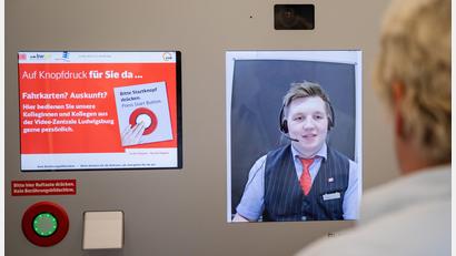 Symbolbild: Christoph Schmidt/dpa
Eine Frau spricht in einem Reisezentrum der Deutschen Bahn per Videoschalte mit einem Mitarbeiter der Bahn und lässt sich beraten. Eine ähnliche Lösung ist auch für den Bahnhof Sulzbach-Rosenberg angedacht.
