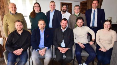 Bild: no
Der neue Vorstand des Dehoga-Kreisverbands Amberg-Sulzbach: (von links, sitzend) Michael Lier, Mathias Seliger, Norbert Stöckl, Nicolas Luber, Christine Lotter, (von links, stehend) Peter Pesold, Susanne Richthammer, Hans-Jürgen Nägerl, Andreas Laurer, Andreas Brunner und Thomas Geppert.