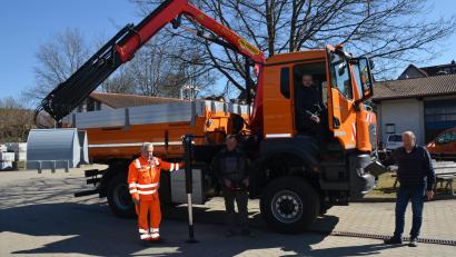 Bild: dob
Dieser Kranwagen ist die neueste Investition beim städtischen Bauhof. Bürgermeister Andreas Wutzlhofer (im Führerhaus) staunt über die Übersicht in dem Gefährt. Außendienstleiter Karl Frey (r.), Martin Reil und Werkstattleiter Christian Lehner (v. l.) führen das Gefährt vor.