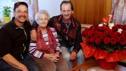 Bild: bkr
Damit alle Kinder, Enkel und Urenkel Maria König zum 90. Geburtstag gratulieren konnten, wechselten sich ihre Söhne Thomas (links) und Herbert (rechts) bei den Besuchen mit ihnen ab.