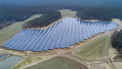 Bild: Thilo Hierstetter
Am Verbindungsweg zwischen Oberschwaig und Hahnbach ist seit Februar die 8,5 Hektar große PV-Anlage in Betrieb. 27 000 Module produzieren so viel Strom, dass 4000 Familien damit versorgt werden könnten. Münch Energie betreibt die Anlage – und liefert den Strom über ein Kabel an die Firma Kurz.