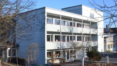 Bild: Benkhardt
In diesen Trakt des früheren Krankenhauses wird übergangsweise die dritte Gruppe des städtischen Kindergartens "Kunterbunt" einziehen. Derzeit werden die Räume noch von der Schulvorbereitenden Einrichtung der Lebenshilfe genutzt. Diese bezieht im Sommer neue Räume in Waldeck.