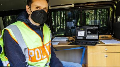 Bild: Hösamer, Clemens
Auf dem Bildschirm wurden Matthias Schuh von der Verkehrspolizei Amberg die "Verkehrssünder" beim Blitzmarathon am Donnerstag binnen weniger Stunden bei Holzhaus 16 Fahrer gezeigt, die zu schnell unterwegs waren. Auf dem Bildschirm der "Spitzenreiter" bis 11.45 Uhr, der bei erlaubten 70 mit 113 Kilometern pro Stunde unterwegs war.
