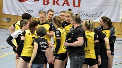 Archivbild: Hubert Ziegler
Die Volleyballdamen des SV Hahnbach stimmen sich mit Trainer Sigi Meier (Zweiter von rechts) ein. Zwei Spiele binnen 20 Stunden stehen ihnen bevor.