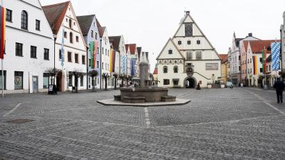 Archivbild: Gabi Schönberger
Am Oberen Markt in Weiden warf am vergangenen Mittwoch ein Mann mehrere Bänke um.