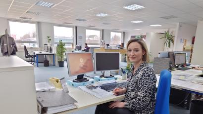 Bild: lue
Karin Müller an ihrem Arbeitsplatz bei Hatico in Tirschenreuth. Sie startete bei dem Modehersteller als Quereinsteigerin, seit September 2021 macht die gelernte Chemielaborantin nun eine Teilzeitberufsausbildung zur Industriekauffrau.