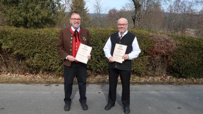Bild: bsc
Für ihre lange Treue zum Oberpfälzer Volksliedkreis wurden (von links) Peter Steinhauser (40 Jahre) und Reinhard Schwarz (30 Jahre) ausgezeichnet.