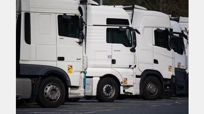 Bild: Sebastian Gollnow/ dpa
Unbekannte klauten aus einem abgestellten Lastwagen an der B14 in Hersbruck 400 Liter Diesel.
