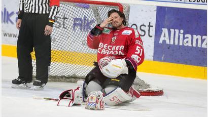 Bild: Roland Rappel
DSC-Goalie Timo Pielmeier am Boden: Der Deggendorfer SC unterlag den Hannover Indians durch das entscheidende Tor in der 128. Minute.