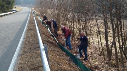 Bild: Cordula Krebs/exb
Markus Stascheweski, Manfred Wiedermann, Kurt Krebs, Herbert Kraus und Gerhard Kirschner (von links) beim Anbringen des Amphibienschutzzauns.