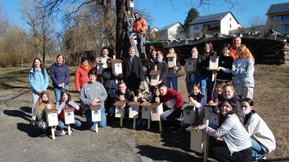 Bild: Georg Lang 
Schüler der Doktor-Eisenbarth-Mittelschule bauten im Werkunterricht 20 Nistkästen und hängten sie dann im Stadtgebiet auf.