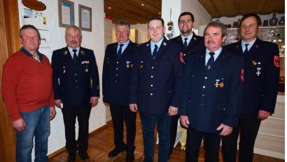Bild: no
Nach der Kommandantenwahl bei der Feuerwehr Dietersberg: (von links) Gemeinderat Werner Englhard, Kreisbrandrat Fredi Weiß, der wiedergewählte Vize Ernst Herbst, der neue Kommandant Leander Strobel, Kreisbrandmeister Thorsten Jobst, Vorsitzender Erwin Pirner und der scheidende Kommandant Eberhard Luber.